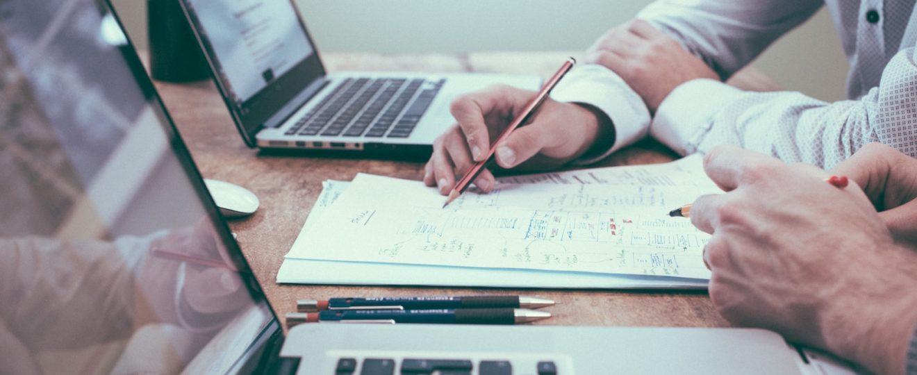 En conclusion, les audits énergétiques de copropriété sont un outil précieux. Ils servent à aligner les pratiques des copropriétés avec les objectifs d'efficacité énergétique. Ils apportent des avantages tant écologiques qu'économiques. Après l'audit, il est important de planifier les actions à entreprendre. Les copropriétés doivent s'engager dans les travaux recommandés pour réaliser les bénéfices à long terme.