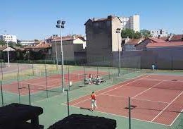 L'esthétique joue un rôle crucial dans la construction de courts de tennis à Mougins, l'accent est mis sur le design harmonieux.