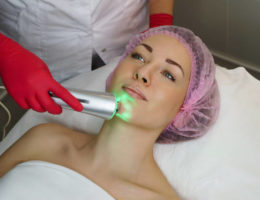 Avant de se lancer dans un détatouage laser, plusieurs précautions doivent être prises. Il est essentiel de consulter un dermatologue