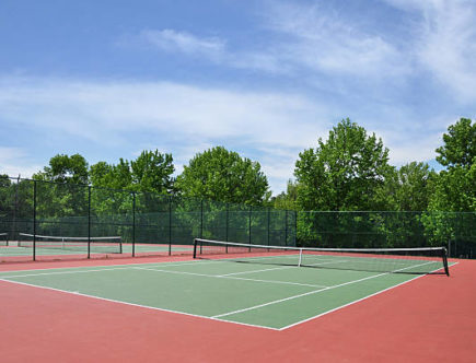 Construction d'un court de tennis en béton poreux à Cannes