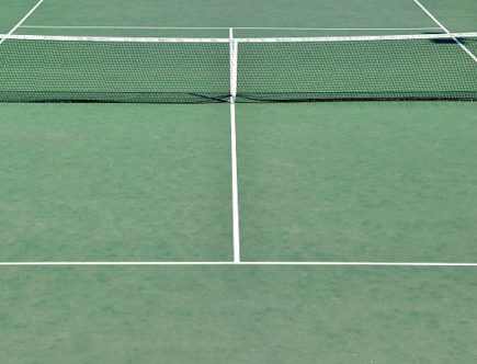 Construction d'un court de tennis en béton poreux à Cannes