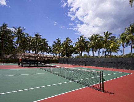 Construction d'un court de tennis en béton poreux à Cannes