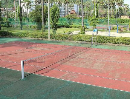 Construction d'un court de tennis en béton poreux à Cannes