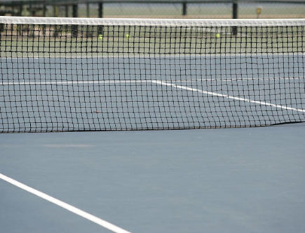 Construction d'un court de tennis en béton poreux à Cannes