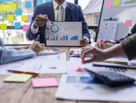 Le crowdfunding est encadré par des réglementations strictes. En effet, les plateformes doivent respecter des exigences légales.