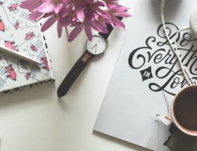 découvrez une sélection unique d'accessoires tendance pour compléter votre look. que ce soit des bijoux, des sacs ou des gadgets, trouvez l'inspiration pour exprimer votre style avec nos pièces incontournables.