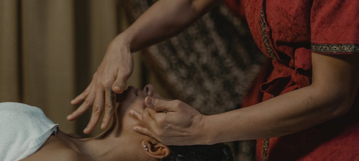 découvrez l'acupression, une méthode traditionnelle de bien-être qui utilise des points de pression pour soulager le stress, atténuer les douleurs et favoriser l'équilibre énergétique. explorez les bienfaits de cette technique ancestrale pour améliorer votre santé physique et mentale.