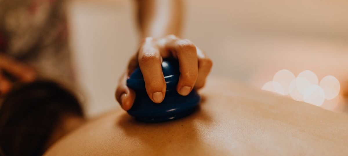 découvrez les bienfaits de l'acupression, une technique de médecine alternative qui utilise des points de pression sur le corps pour soulager le stress, améliorer la circulation et favoriser le bien-être général. apprenez comment cette méthode ancestrale peut vous aider à atteindre un équilibre physique et mental optimal.