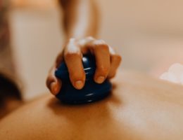 découvrez les bienfaits de l'acupression, une technique de médecine alternative qui utilise des points de pression sur le corps pour soulager le stress, améliorer la circulation et favoriser le bien-être général. apprenez comment cette méthode ancestrale peut vous aider à atteindre un équilibre physique et mental optimal.