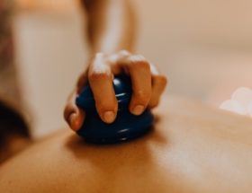 découvrez les bienfaits de l'acupression, une technique de médecine alternative qui utilise des points de pression sur le corps pour soulager le stress, améliorer la circulation et favoriser le bien-être général. apprenez comment cette méthode ancestrale peut vous aider à atteindre un équilibre physique et mental optimal.