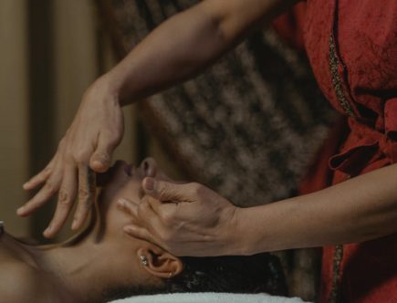 découvrez l'acupression, une méthode traditionnelle de bien-être qui utilise des points de pression pour soulager le stress, atténuer les douleurs et favoriser l'équilibre énergétique. explorez les bienfaits de cette technique ancestrale pour améliorer votre santé physique et mentale.