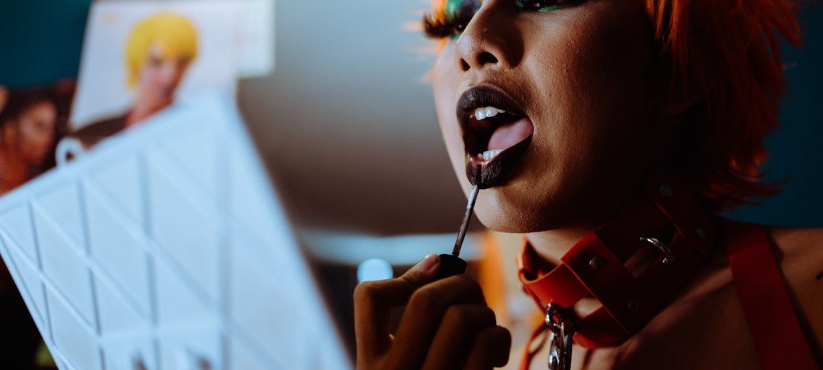 découvrez le phénomène du fétichisme, une exploration des désirs et des passions qui transcendent les conventions. plongez dans un univers où les objets, les pratiques et les fantasmes prennent une dimension nouvelle, révélant les complexités de la psyché humaine et les diverses formes d'expression sexuelle.