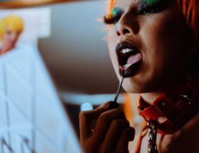 découvrez le phénomène du fétichisme, une exploration des désirs et des passions qui transcendent les conventions. plongez dans un univers où les objets, les pratiques et les fantasmes prennent une dimension nouvelle, révélant les complexités de la psyché humaine et les diverses formes d'expression sexuelle.