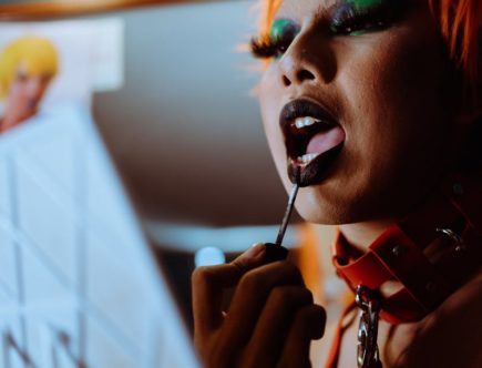 découvrez le phénomène du fétichisme, une exploration des désirs et des passions qui transcendent les conventions. plongez dans un univers où les objets, les pratiques et les fantasmes prennent une dimension nouvelle, révélant les complexités de la psyché humaine et les diverses formes d'expression sexuelle.