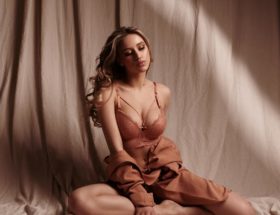 découvrez les dernières tendances en lingerie pour sublimer votre quotidien. styles élégants, matières confortables et designs audacieux, notre guide vous aide à choisir la lingerie qui allie sensualité et modernité.