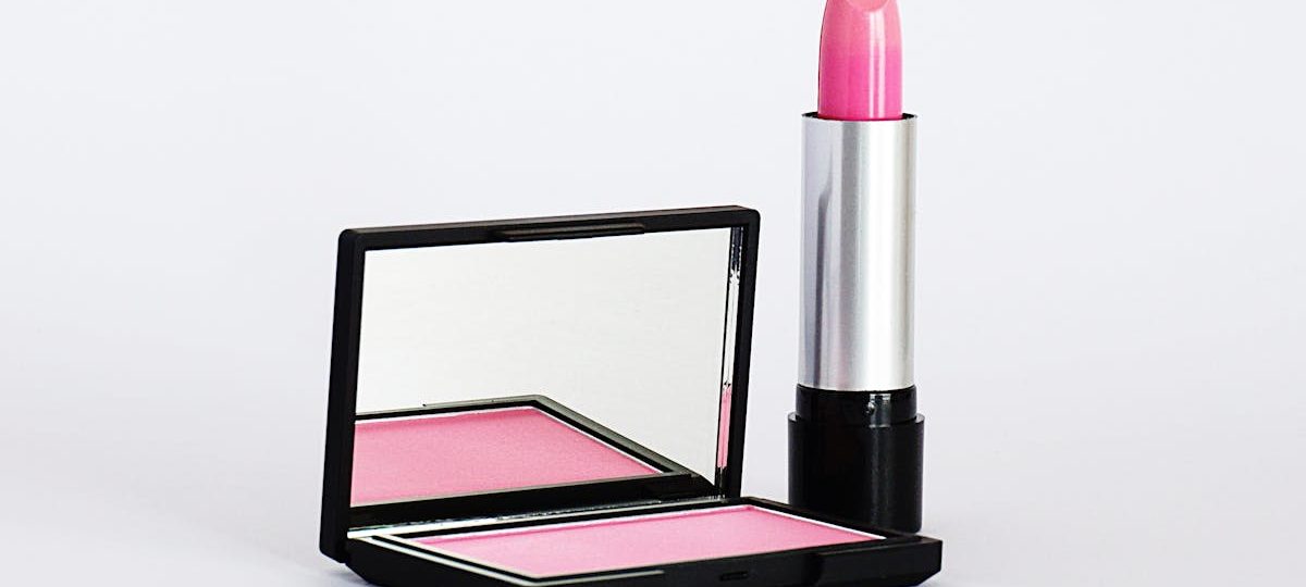 découvrez notre large gamme de rouges à lèvres, alliant couleurs vibrantes et longue tenue. parfaits pour sublimer vos lèvres, nos lipsticks s'adaptent à tous les styles et à toutes les occasions. trouvez votre nuance idéale et révélez votre beauté!