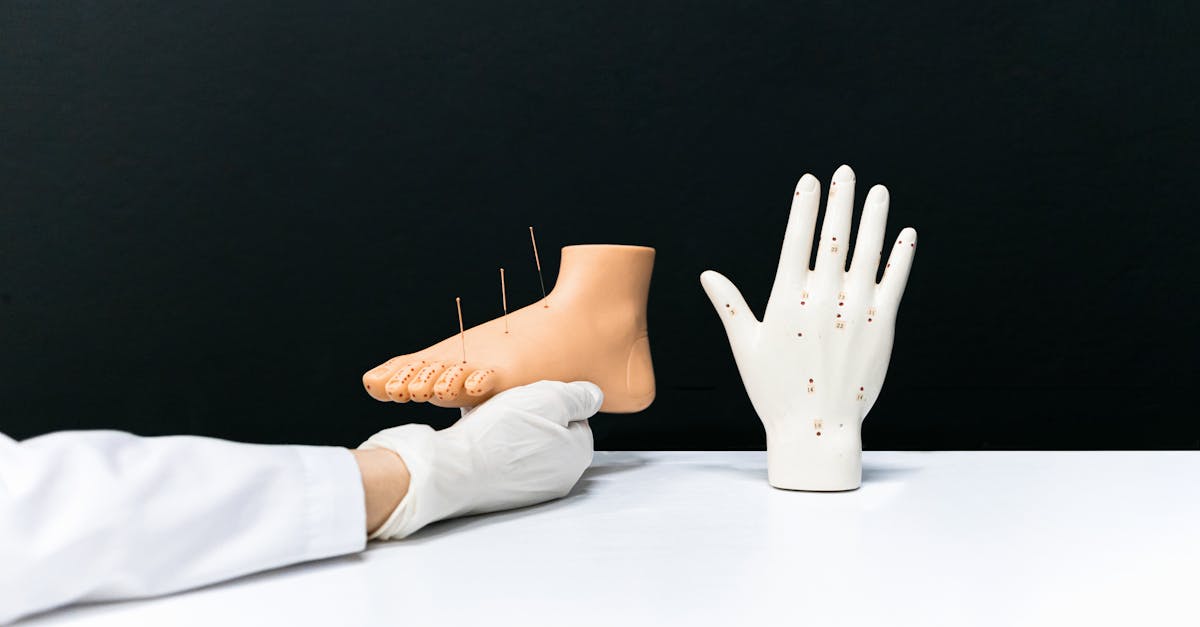 découvrez l'acupression, une méthode thérapeutique traditionnelle qui utilise des points spécifiques sur le corps pour soulager le stress, diminuer la douleur et améliorer le bien-être général. explorez les bienfaits de cette pratique ancestrale qui allie douceur et efficacité.