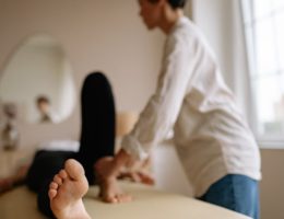 découvrez l'acupression, une méthode naturelle de bien-être qui stimule des points spécifiques du corps pour soulager le stress, les douleurs et favoriser l'équilibre. explorez ses bienfaits et apprenez à intégrer cette pratique ancestrale dans votre quotidien.