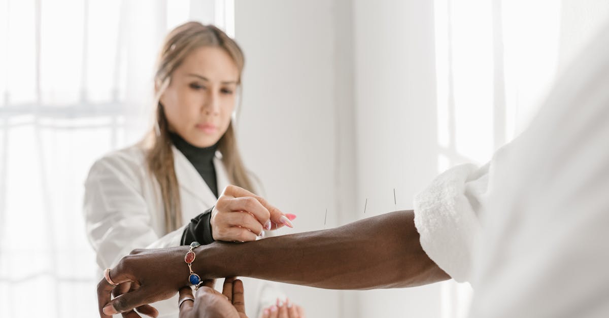 découvrez les bienfaits de l'acupression, une technique de médecine traditionnelle chinoise qui stimule des points précis sur le corps pour soulager le stress, soulager la douleur et améliorer le bien-être général. apprenez comment pratiquer l'acupression chez vous pour une santé optimale.