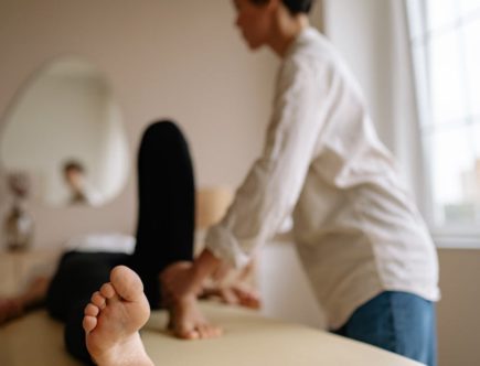 découvrez l'acupression, une méthode naturelle de bien-être qui stimule des points spécifiques du corps pour soulager le stress, les douleurs et favoriser l'équilibre. explorez ses bienfaits et apprenez à intégrer cette pratique ancestrale dans votre quotidien.