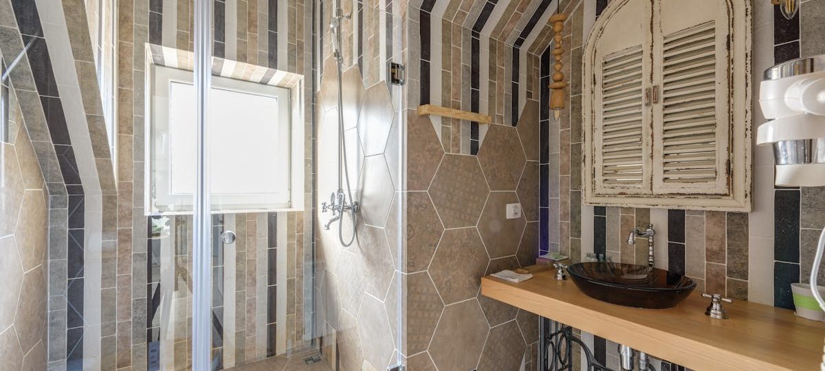 découvrez des astuces pratiques pour optimiser l'organisation de votre salle de bain. apprenez à maximiser l'espace de rangement, à trier vos produits et à créer un environnement agréable et fonctionnel. transformez votre salle de bain en un espace bien organisé et esthétique.