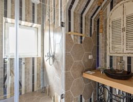 découvrez des astuces pratiques pour optimiser l'organisation de votre salle de bain. apprenez à maximiser l'espace de rangement, à trier vos produits et à créer un environnement agréable et fonctionnel. transformez votre salle de bain en un espace bien organisé et esthétique.