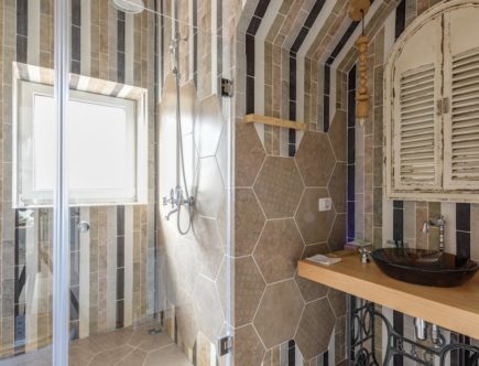 découvrez des astuces pratiques pour optimiser l'organisation de votre salle de bain. apprenez à maximiser l'espace de rangement, à trier vos produits et à créer un environnement agréable et fonctionnel. transformez votre salle de bain en un espace bien organisé et esthétique.