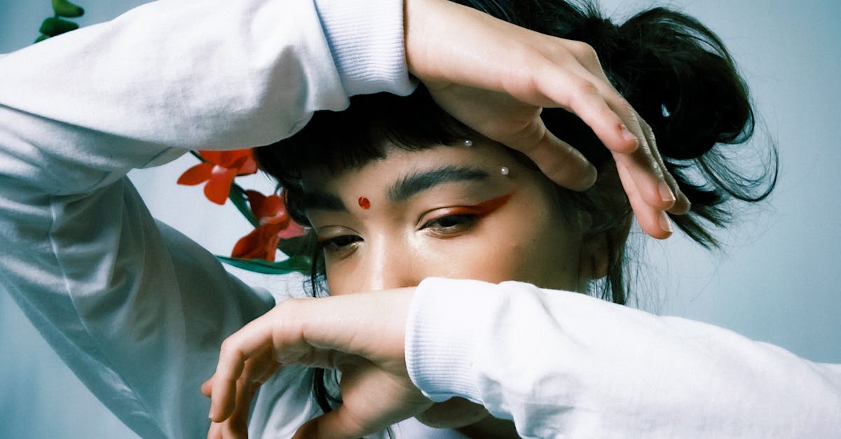 découvrez l'univers des faux piercings : une manière tendance d'accessoiriser votre look sans engagement. explorez une large gamme de modèles, des clous d'oreilles aux anneaux pour le nez, parfaits pour exprimer votre style sans les douleurs ou les soins liés aux vrais piercings.