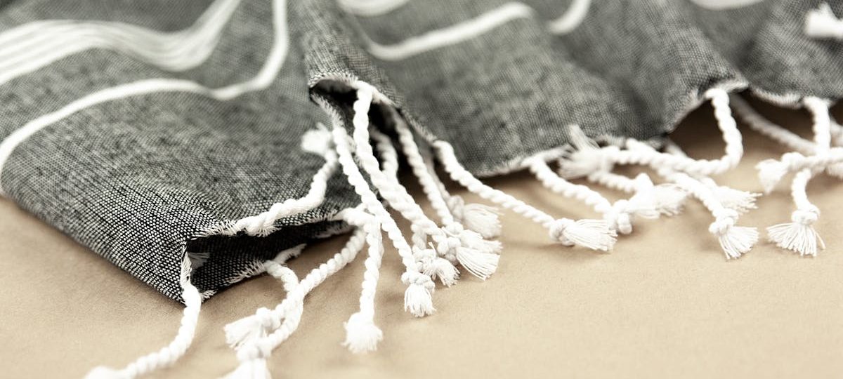 découvrez la fouta, ce drap de bain élégant et polyvalent, parfait pour la plage, la piscine ou le hammam. légère et absorbante, elle se transporte facilement et s'adapte à tous vos besoins. ajoutez une touche de style à vos moments de détente!