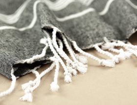 découvrez la fouta, ce drap de bain élégant et polyvalent, parfait pour la plage, la piscine ou le hammam. légère et absorbante, elle se transporte facilement et s'adapte à tous vos besoins. ajoutez une touche de style à vos moments de détente!