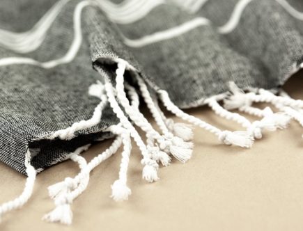 découvrez la fouta, ce drap de bain élégant et polyvalent, parfait pour la plage, la piscine ou le hammam. légère et absorbante, elle se transporte facilement et s'adapte à tous vos besoins. ajoutez une touche de style à vos moments de détente!