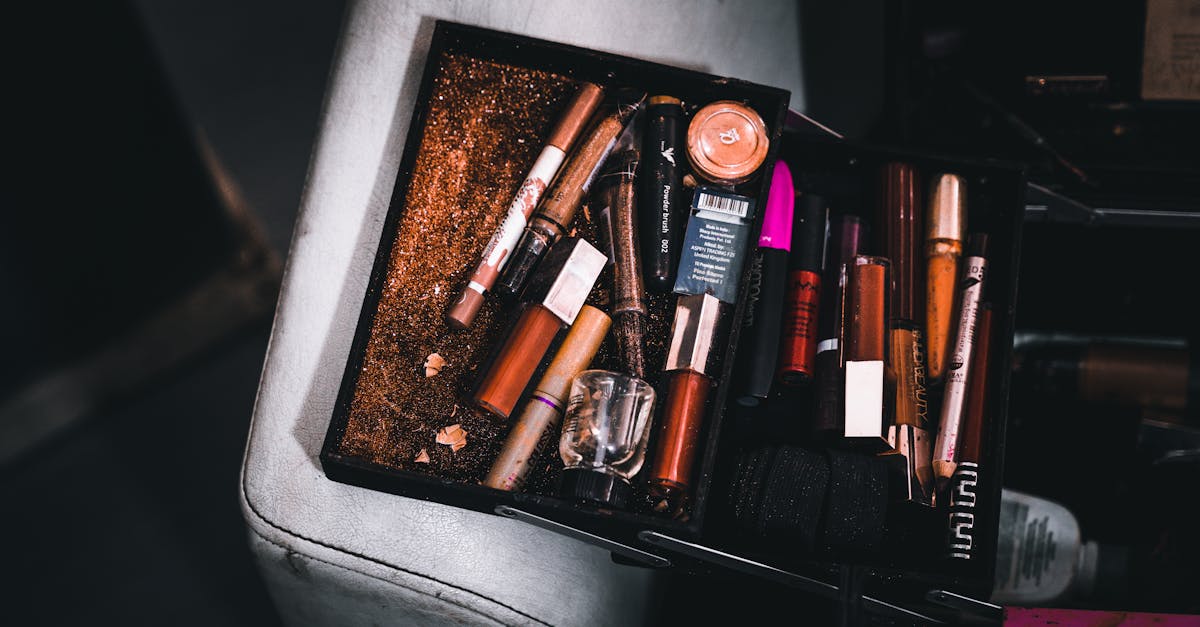 découvrez notre organisateur de maquillage, idéal pour garder vos cosmétiques en ordre et à portée de main. avec son design élégant et fonctionnel, il vous permettra de retrouver facilement tous vos produits de beauté tout en ajoutant une touche de style à votre salle de bain ou votre coiffeuse.