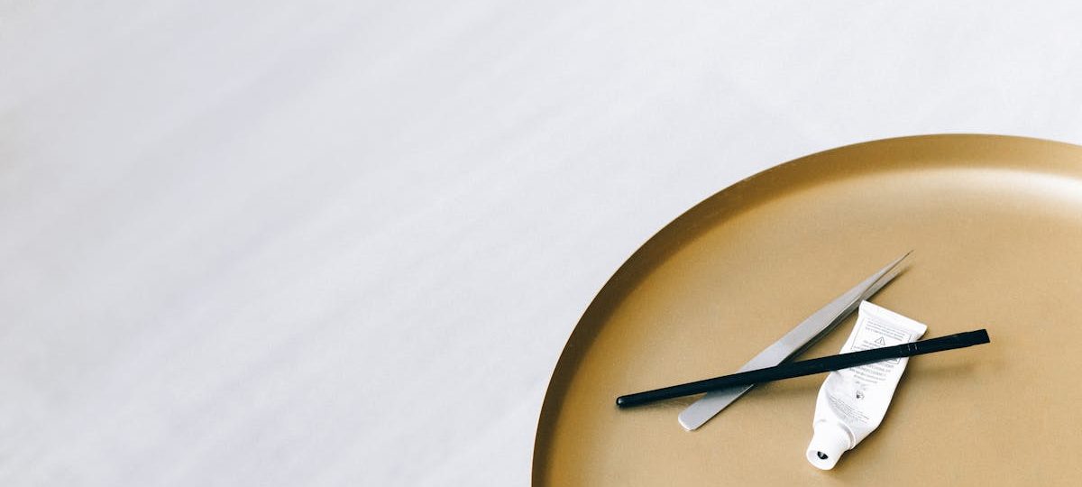 découvrez notre organiseur de maquillage, conçu pour garder vos produits de beauté parfaitement rangés et à portée de main. avec un design élégant et fonctionnel, cet accessoire est idéal pour les passionnées de maquillage souhaitant organiser leur collection tout en ajoutant une touche de style à leur espace.