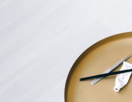 découvrez notre organiseur de maquillage, conçu pour garder vos produits de beauté parfaitement rangés et à portée de main. avec un design élégant et fonctionnel, cet accessoire est idéal pour les passionnées de maquillage souhaitant organiser leur collection tout en ajoutant une touche de style à leur espace.