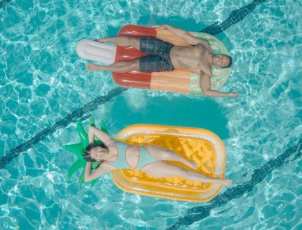 découvrez notre sélection de bouées et flotteurs de piscine, parfaits pour vos journées ensoleillées. profitez du confort et du style au bord de l'eau avec nos modèles variés et colorés, idéaux pour des moments de détente en famille ou entre amis.